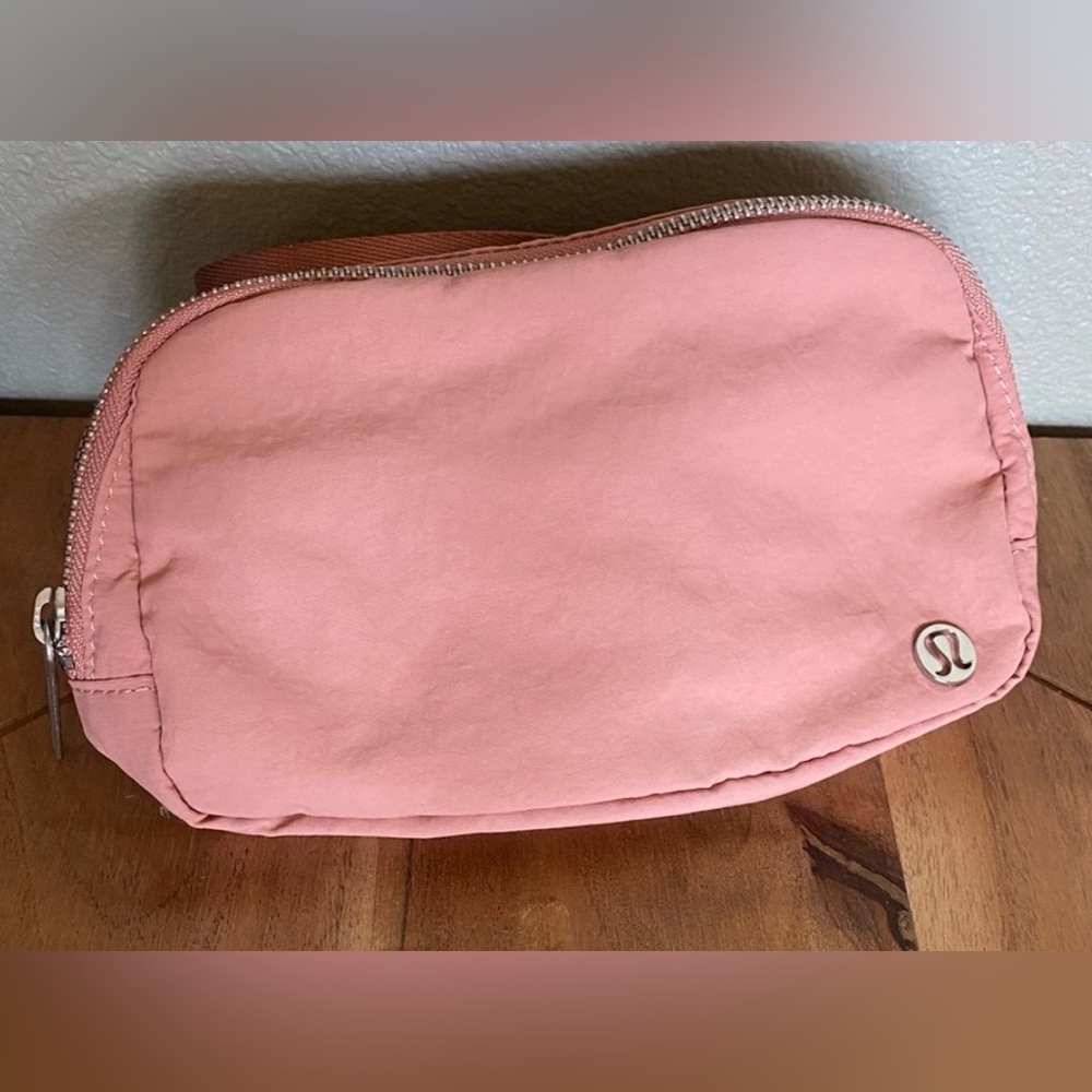 lululemon everywhere belt bag 1 L Pink
